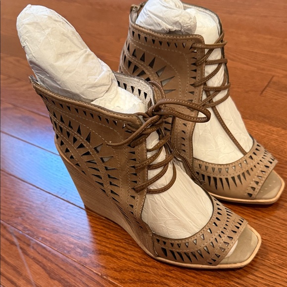 Stylish Tan Wedge Sandals - Picture 1 of 7